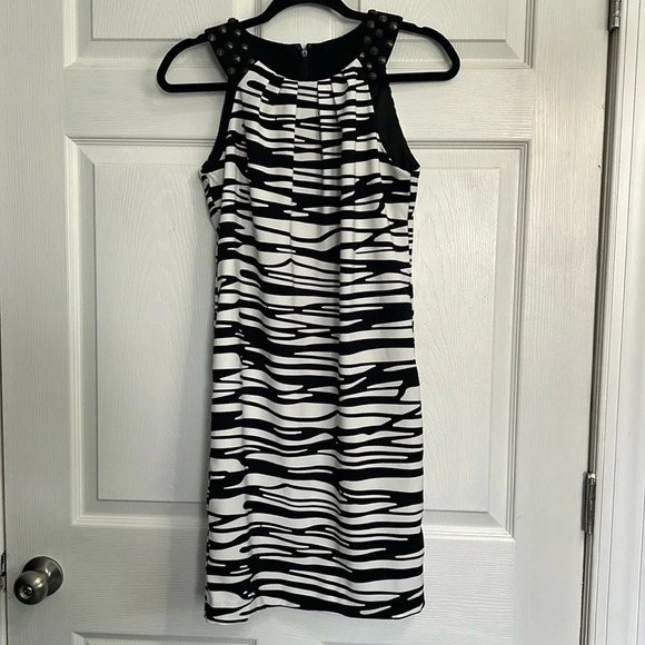 Robbie Bee Black and White Knee Length Dress - Size 4P - Picture 1 of 6